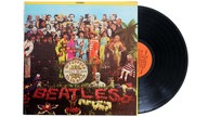 Das Beatles-Cover von "Sgt. Pepper's Lonely Hearts Club Band" zeigt ein Gruppenbild (die Mitglieder der Beatles neben berühmten Persönlichkeiten aus aller Welt), mit Blumen verziert