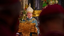 Bischof Georg Bätzing hält beim Eröffnungsgottesdienst der Bischofkonferenz am 22.09.2025 im Dom zu Fulda eine Predigt.