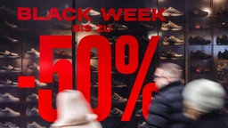 Im Schaufenster eines Schuhgeschäfts informiert große, rote Schrift über "50% Rabatt" in der sogenannten "Black Week"