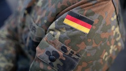 Symbolbild: Bundeswehruniform mit deutscher Flagge (Ausschnitt).