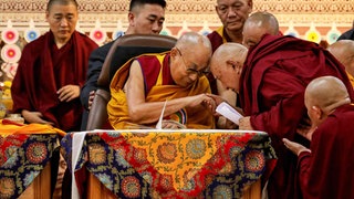 Der Dalai Lama segnet einen Mönch während einer Gebetszermonie in McLeod Ganj