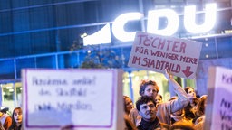 Demonstration vor CDU-Parteizentrale in Berlin gegen die "Stadtbild-"Aussage von Kanzler Friedrich Merz. 