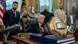 Donald Trump im Weißen Haus mit UFC-Kämpfern und UFC-Gürten auf dem Tisch