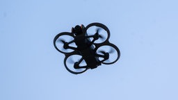 Eine Drohne im Flug.