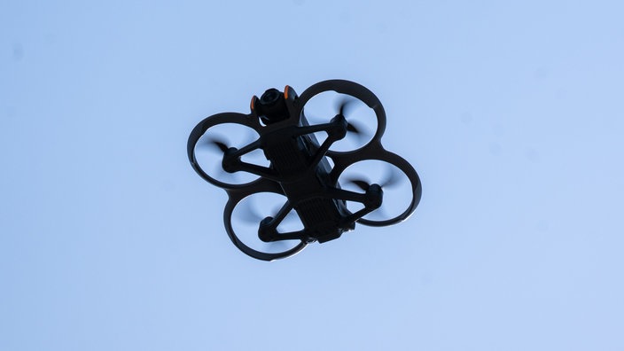 Eine Drohne im Flug.