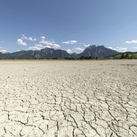 Symbolbild: Wasserloser Forggensee im Frühling, dahinter Tegelbergmassiv und Säuling (Bayern 2025).