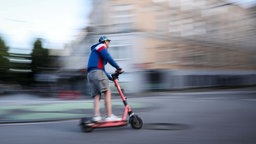 Ein Mann auf einem E-Scooter