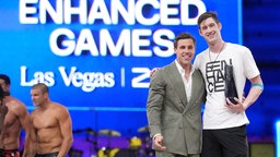 Max Martin, Mit-Gründer der Enhanced Games, posiert mit Schwimmer Hunter Armstrong.