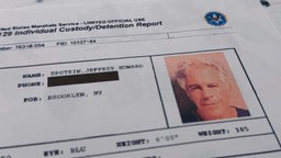 Akten mit einem Passfoto von Jeffrey E.. Epstein.