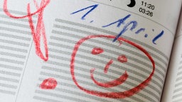 Kalender mit einem "Smiley"-Eintrag am 1. April