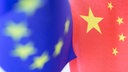 Flaggen der EU und der VR China