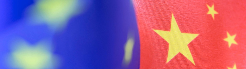 Flaggen der EU und der VR China