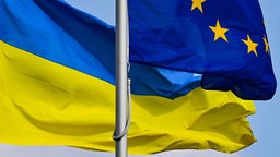 Symbolbild: Fahnen der EU und der Ukraine