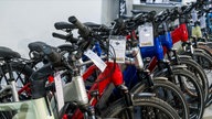 Symbolbild: Fahrräder in einem Fahrradgeschäft.