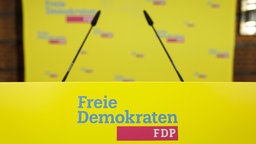 Symbolbild: Ein leerer Rednerpult auf einem FDP-Podium