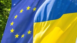 Symbolbild: Fahnen der EU und der Ukraine.