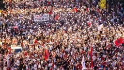 Umweltaktivisten, zivilgesellschaftliche Gruppen, Familien und junge Menschen nehmen am sechzehnten Tag in Folge an Demonstrationen gegen ein geplantes Luxus-Tourismusprojekt teil (15.06.2026).
