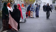 Zypern, Kofinou: Geflüchtete stehen im Aufnahme- und Unterbringungszentrum für Asylbewerber in der Gemeinde Kofinou 