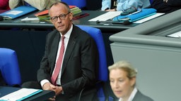 Alice Weidel, Fraktions- und Bundesvorsitzende der AfD, spricht während der Generaldebatte zum Haushalt 2025 im Bundestag, während Bundeskanzler Friedrich Merz (CDU) zuhört