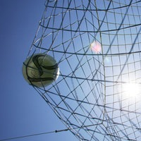 Symbolbild: Ein Fußball im Tor.