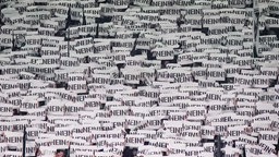 Fanblock Gladbach: Hochgehaltene Schilder "Nein" (28.11.2025)