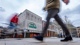 Passanten gehen an einem ehemaligen Galeria Kaufhof-Gebäude vorbei