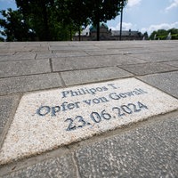 Im Boden vor dem Kaiserpalais im Kurgarten Bad Oeyenhausen ist ein Gedenkstein verlegt. Die Gravur lautet "Philipos T. / Opfer von Gewalt / 23.06.2024"