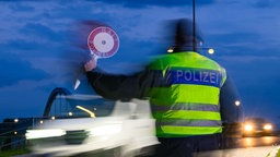 Ein Beamter der Bundespolizei überwacht am frühen Morgen die Einreise am deutsch-polnischen Grenzübergang Stadtbrücke (2025).