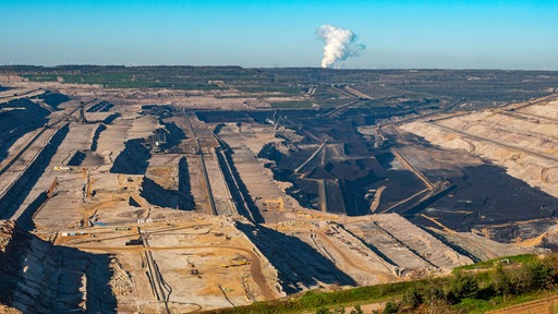 Symbolbild der Grube des Braunkohletagebaus Hambach (2023)