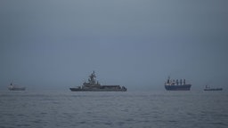  Ein Schiff der Marine der Vereinigten Arabischen Emirate patrouilliert neben Frachtschiffen und Öltankern in der Straße von Hormus (11.03.2026).