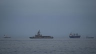  Ein Schiff der Marine der Vereinigten Arabischen Emirate patrouilliert neben Frachtschiffen und Öltankern in der Straße von Hormus (11.03.2026).