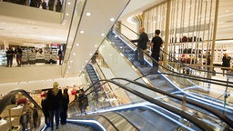 Menschen auf den Rolltreppen in einem Kaufhaus