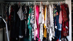 Symbolbild: Kleidung in einem Kleiderschrank