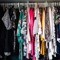 Symbolbild: Kleidung in einem Kleiderschrank