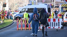 Sperren blockieren Straßen, die den Weg des Kölner Rosenmontagszugs kreuzen.