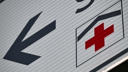 Symbolbild: Hinweisschild mit Krankenhaus-Logo.