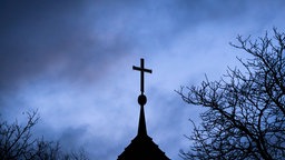 Kreuz auf einem Kirchendach einer evangelischen Kirche, Symbolbild