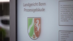 Symbolbild: Schild "Landgericht Bonn - Prozessgebäude" (Siegburg 2025)