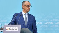 Archivbild: Friedrich Merz auf einem Podium mit CDU-Logo (20.10.2025)