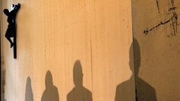 Pressekonferenz der Deutschen Bischofskonferenz, Schatten der Protagonisten bei der Vorstellung der Missbrauchsleitlinien der katholischen Kirche