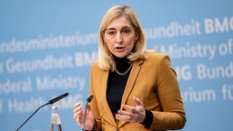 Nina Warken (CDU), Bundesministerin für Gesundheit, nimmt an einer Pressekonferenz teil. 