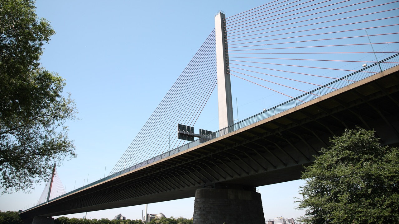 Seitlicher Blick auf die Friedrich-Ebert-Brücke (lokal auch "Nordbrücke" genannt). Die Schrägseilbrücke mit der Autobahn A565 über den Rhein verbindet die Stadtbezirke Bonn und Beuel.