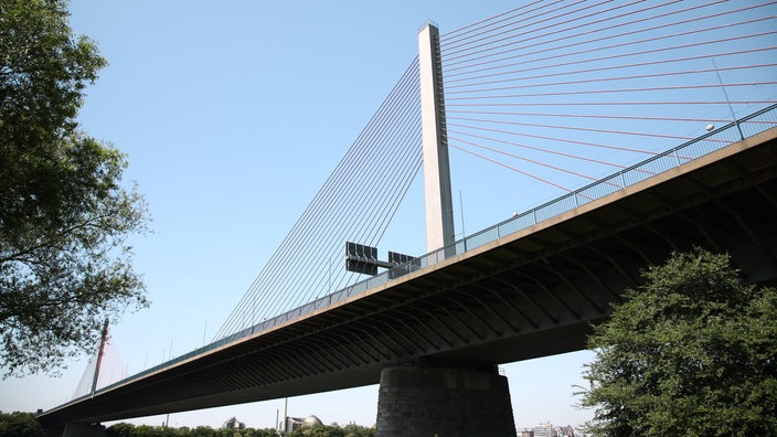 Seitlicher Blick auf die Friedrich-Ebert-Brücke (lokal auch "Nordbrücke" genannt). Die Schrägseilbrücke mit der Autobahn A565 über den Rhein verbindet die Stadtbezirke Bonn und Beuel.