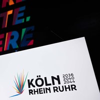 Das Logo ist beim Start der Kampagne für die Bewerbung der Region Rhein-Ruhr, mit Köln als "Leading City", um Olympische und Paralympische Spiele in der Lanxess-Arena zu sehen (19.01.2026).