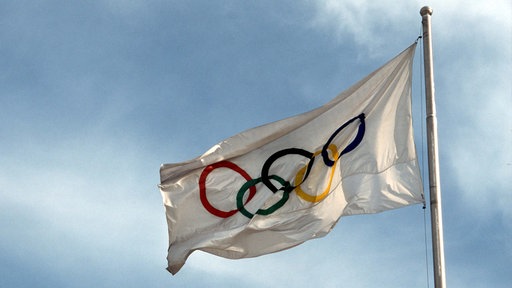 Symbolbild: Fahne mit den olympischen Ringen.