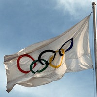 Symbolbild: Fahne mit den olympischen Ringen.