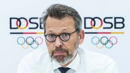 Otto Fricke, Vorstandsvorsitzender des Deutschen Olympischen Sportbundes (DOSB), sitzt bei einem Pressegespräch.
