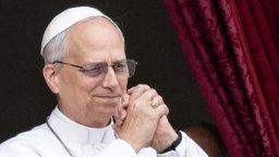 Papst Leo XIV. steht auf dem Mittelbalkon des Petersdoms bei seinem ersten Sonntagssegen.