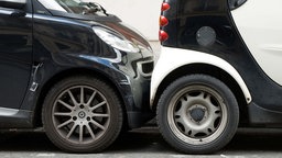 Symbolbild: Zwei sehr dicht aneinander parkende Autos