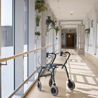 Symbolbild: Ein Rollator in einem menschenleeren Flur eines Pflegheims.